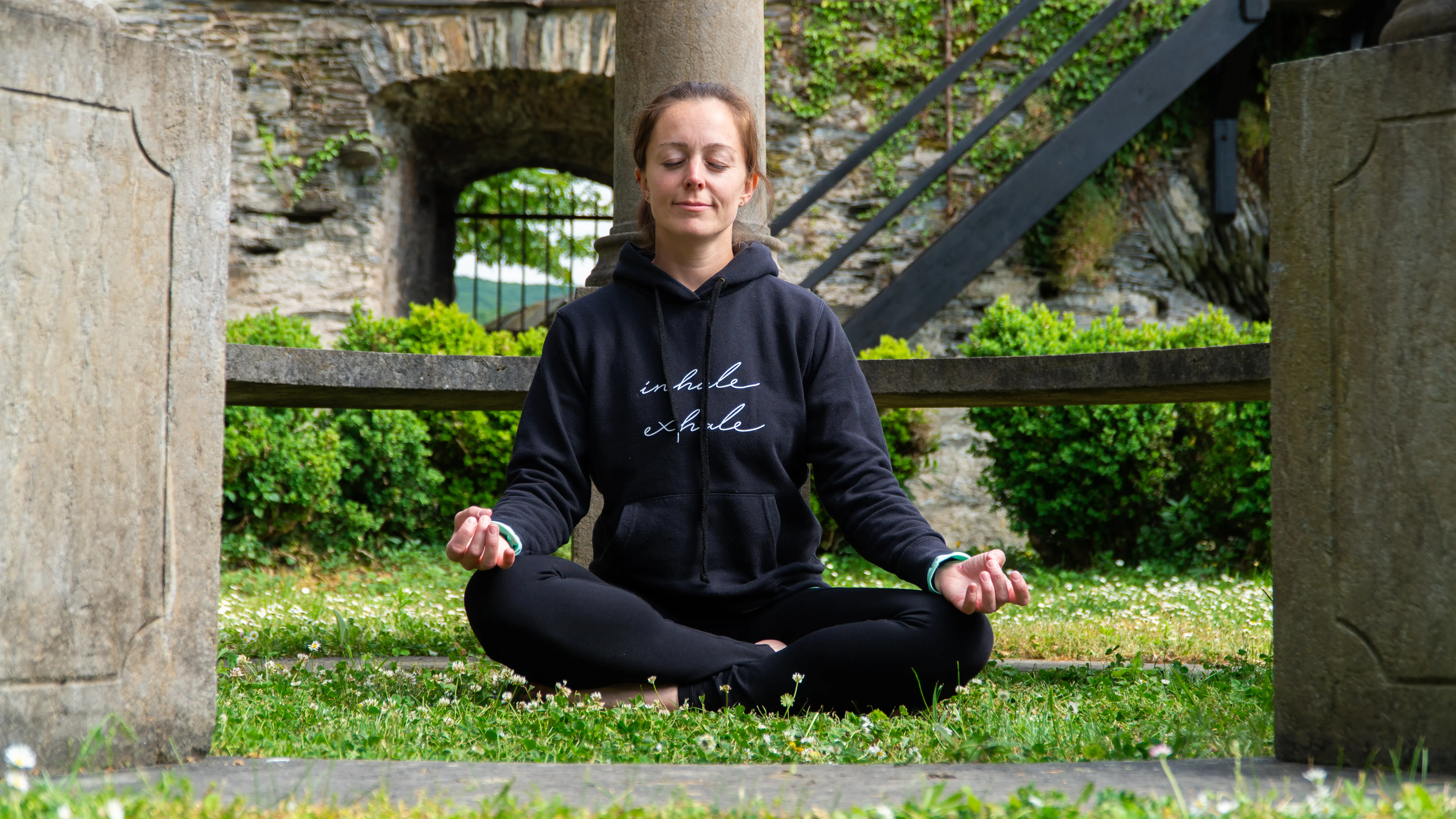 Melanie im Schneidersitz beim Power Yoga im Wohlfühlraum