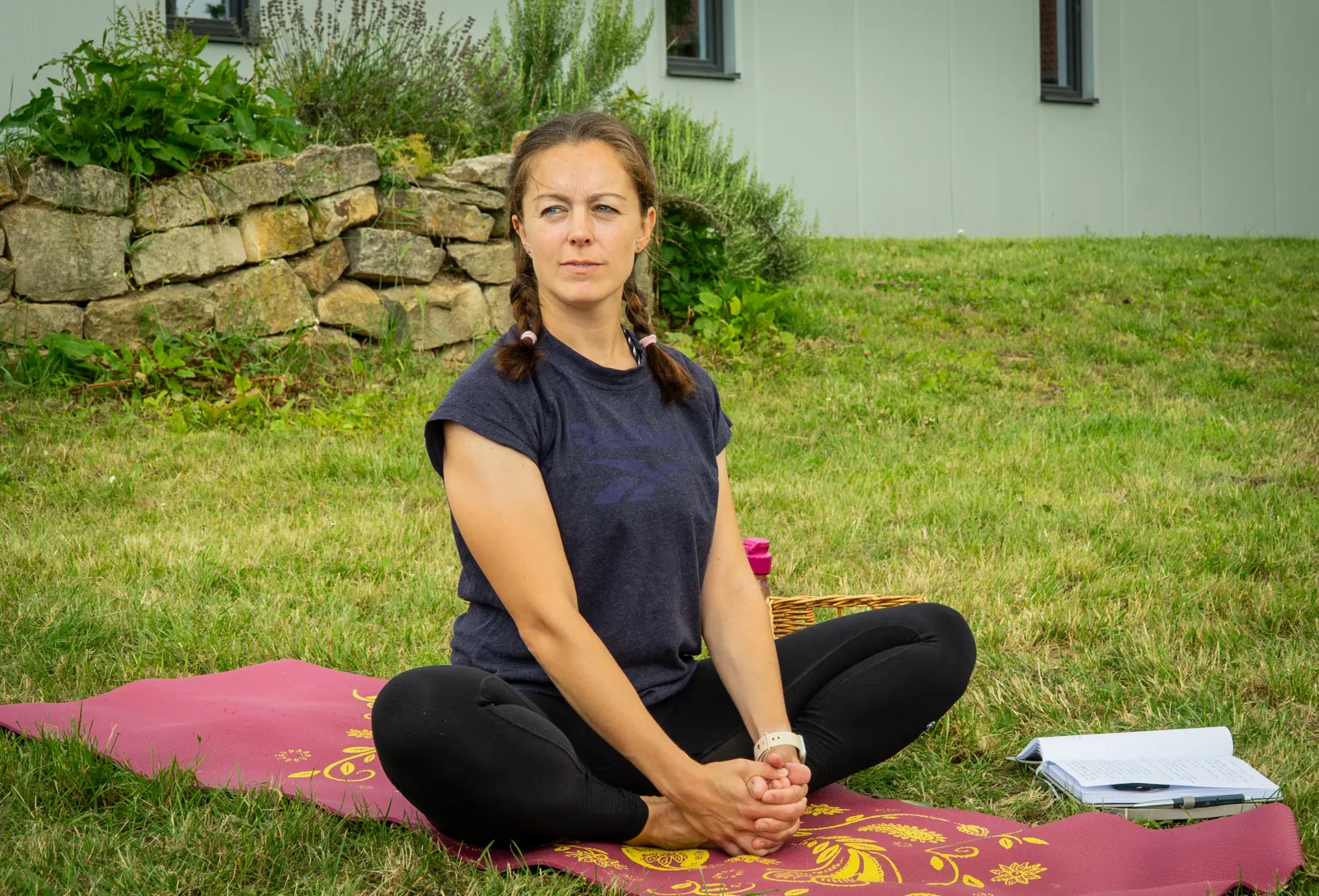 Melanie beim Power Yoga in ihrem Garten in Worms-Pfeddersheim – ruhig sitzend mit zusammengeführten Fußsohlen
